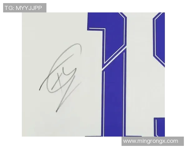 足球明星联名签名球衣限量发售引发球迷热潮与收藏热情